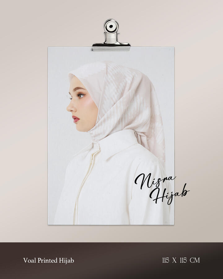 Hijab Paris Segi Empat Tepi Kecil BW Hijab Paris Segi Empat Tepi Kecil BW